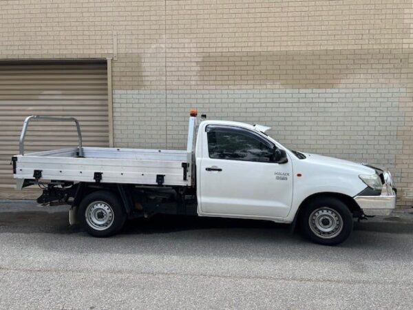 IMG-20250923-WA0037-1.jpg Toyota Hilux 04/2005-09/2015 Solid Windscreen Sunvisor